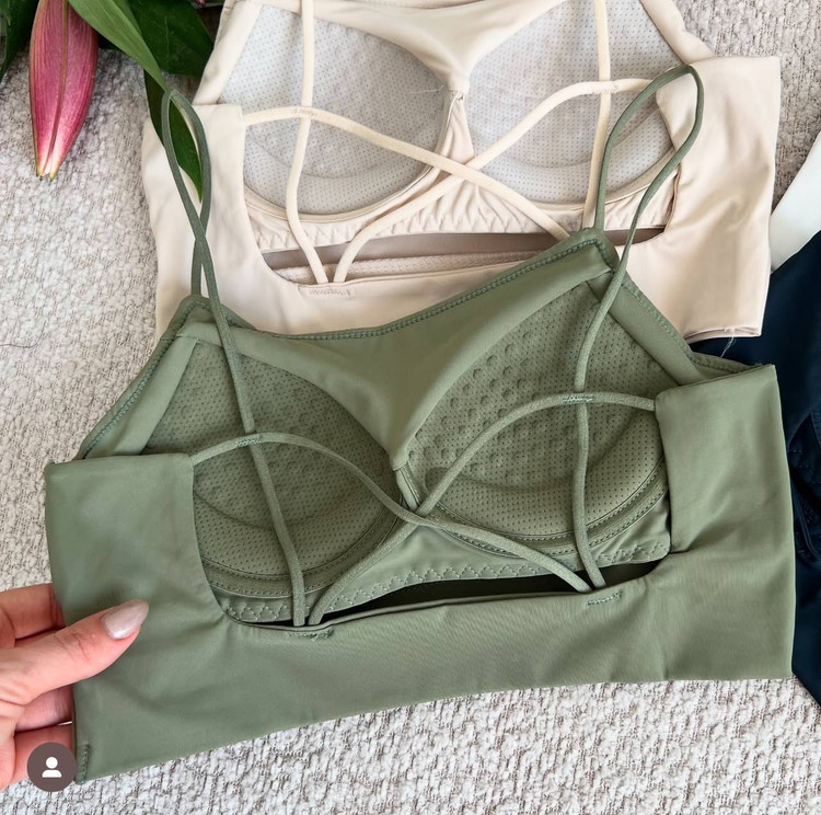 نیمتنه ورزشی لیزری اروپایی کاپ ثابت با طراحی پشت ضربدری و دو لایه، مناسب ورزش و استفاده روزمره