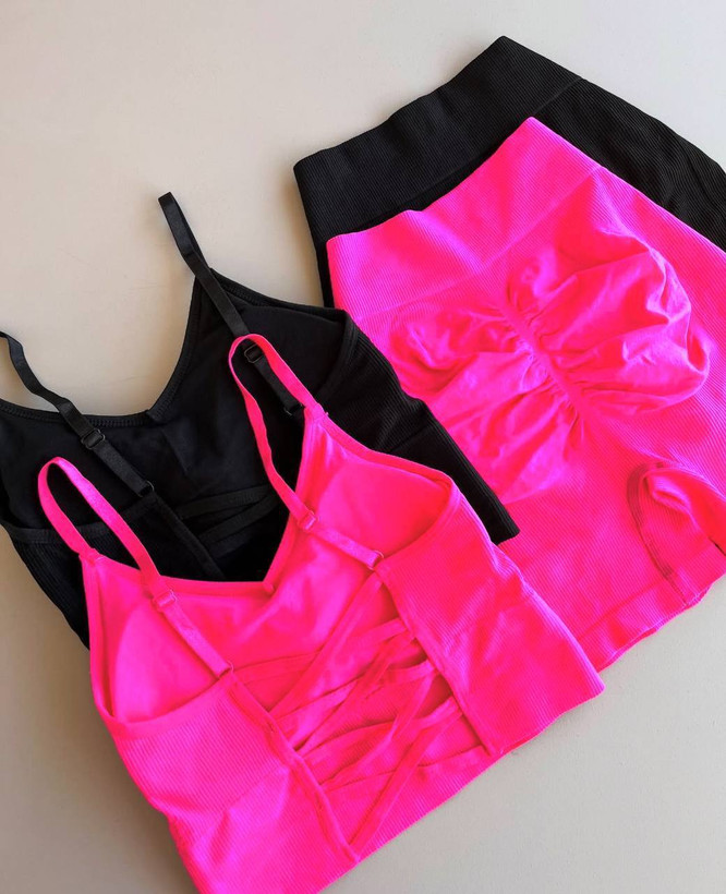 ست ورزشی زنانه پایه بلند گنی کبریتی وارداتی با شلوارک پشت چین و نیمتنه کاپ متحرک