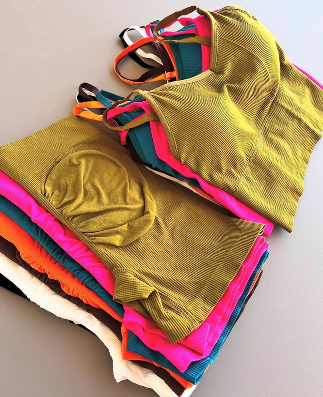 ست ورزشی زنانه پایه بلند گنی کبریتی وارداتی با شلوارک پشت چین و نیمتنه کاپ متحرک