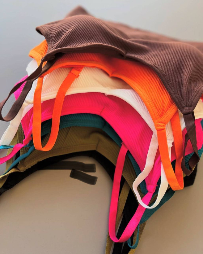 ست ورزشی زنانه پایه بلند گنی کبریتی وارداتی با شلوارک پشت چین و نیمتنه کاپ متحرک