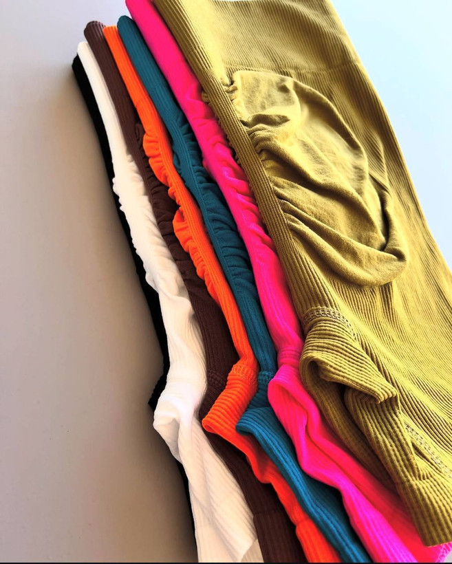 ست ورزشی زنانه پایه بلند گنی کبریتی وارداتی با شلوارک پشت چین و نیمتنه کاپ متحرک