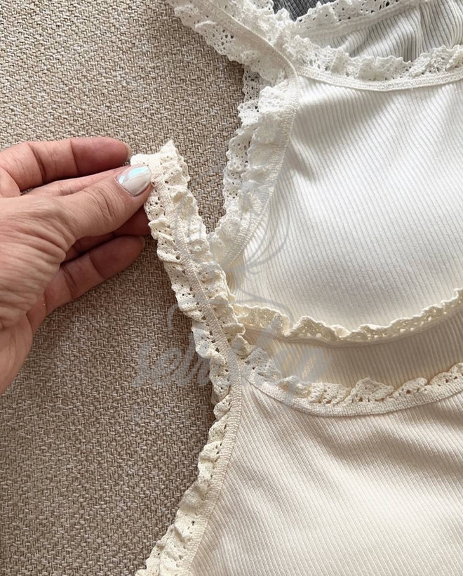 اپ زنانه کاپدار دور گیپوری در رنگهای سفید و مشکی و طوسی