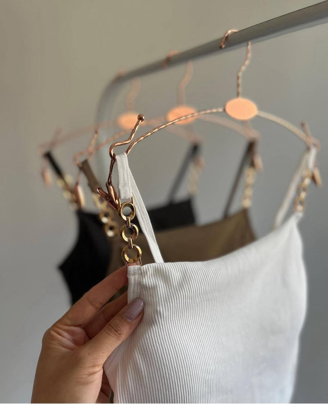 کراپ کبریتی کاپدار زنجیری زنانه با بند زنجیری در رنگهای سفید، سورمهای، زیتونی تیره و نسکافهای