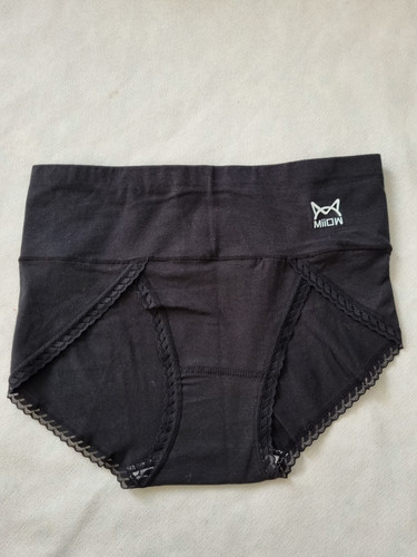 شورت گنی میو نخی مشکی با کمر پهن و لبههای توری فاق، طراحی گشاد در قسمت ران