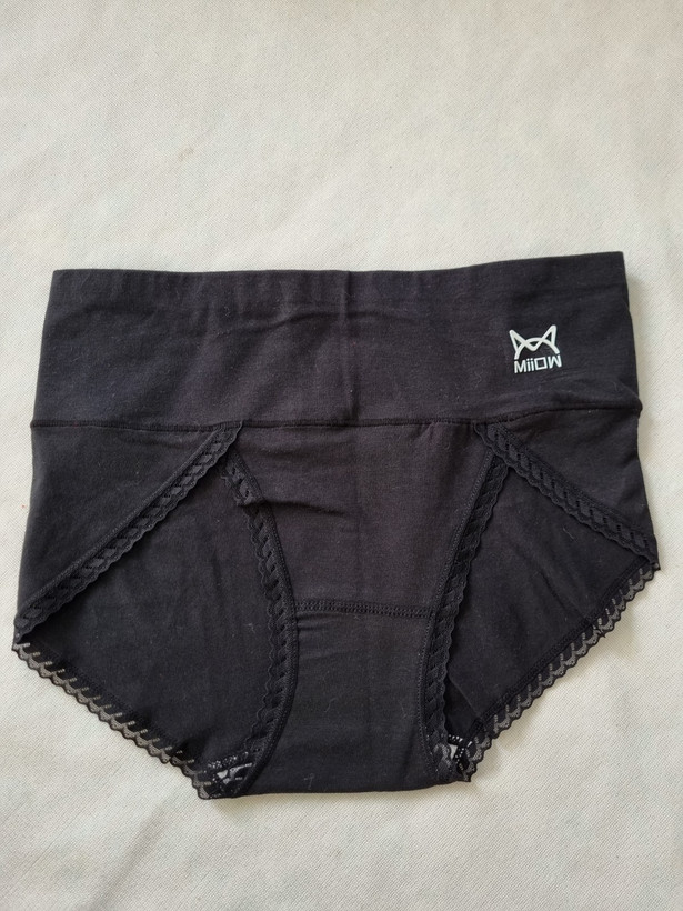 شورت گنی میو نخی مشکی با کمر پهن و لبههای توری فاق، طراحی گشاد در قسمت ران