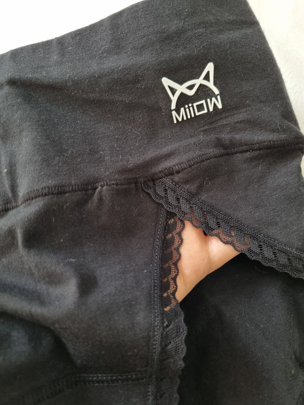 شورت گنی میو نخی مشکی با کمر پهن و لبههای توری فاق، طراحی گشاد در قسمت ران