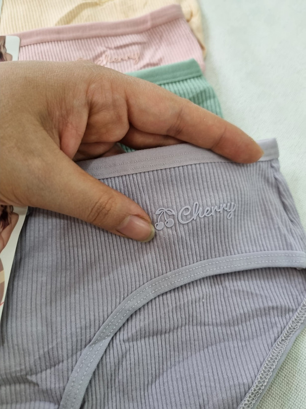 شورت کبریتی مدل Cherry از برند Uokin با طراحی خاص و رنگبندی متنوع در سایز لارج و ایکس لارج