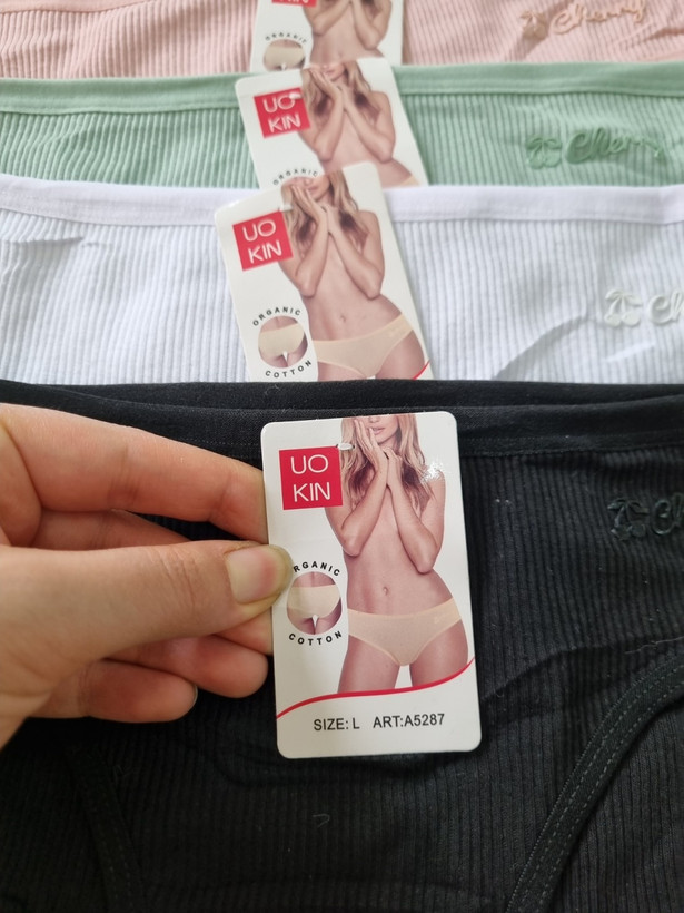 شورت کبریتی مدل Cherry از برند Uokin با طراحی خاص و رنگبندی متنوع در سایز لارج و ایکس لارج