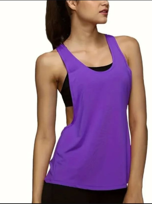 کاور ورزشی زنانه سفید مناسب باشگاه با طراحی آزاد و پوشش بغل پهلو، مناسب سایز ۳۶ تا ۴۰