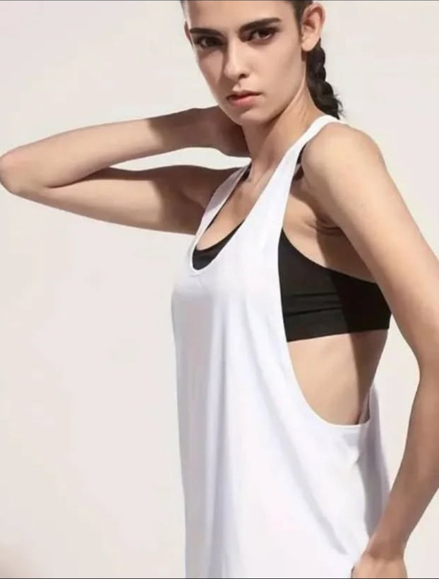 کاور ورزشی زنانه سفید مناسب باشگاه با طراحی آزاد و پوشش بغل پهلو، مناسب سایز ۳۶ تا ۴۰