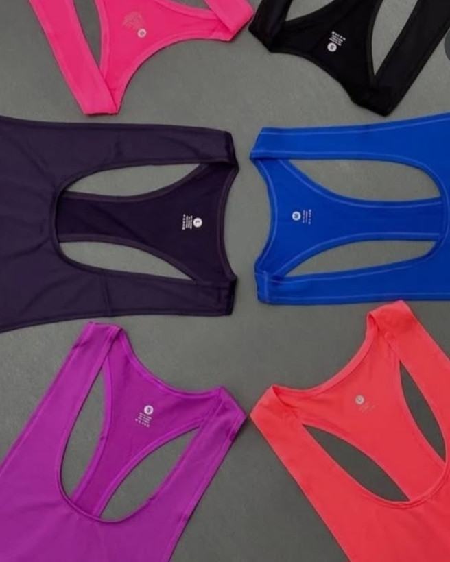 کاور ورزشی زنانه سفید مناسب باشگاه با طراحی آزاد و پوشش بغل پهلو، مناسب سایز ۳۶ تا ۴۰