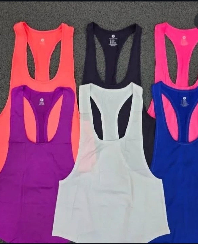 کاور ورزشی زنانه سفید مناسب باشگاه با طراحی آزاد و پوشش بغل پهلو، مناسب سایز ۳۶ تا ۴۰