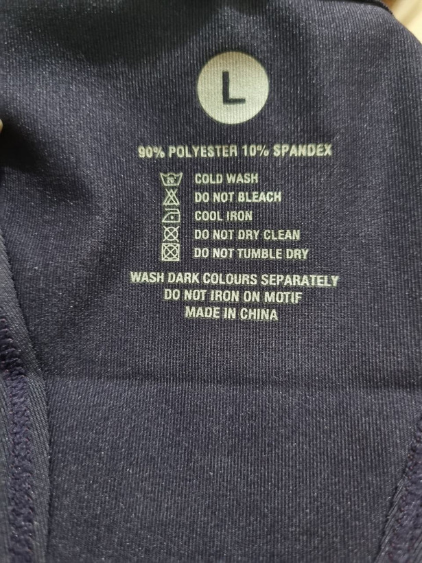 کاور ورزشی زنانه سفید مناسب باشگاه با طراحی آزاد و پوشش بغل پهلو، مناسب سایز ۳۶ تا ۴۰